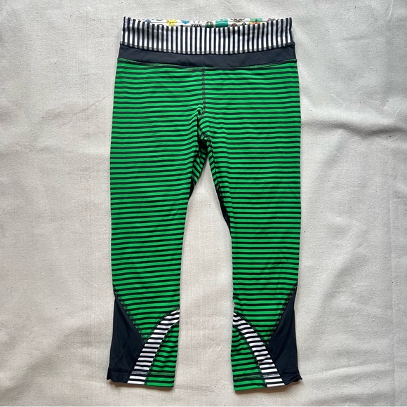 Lululemon Run: Inspire Crop II Seawheeze Bugs Sz. 6 - Picture 1 of 6